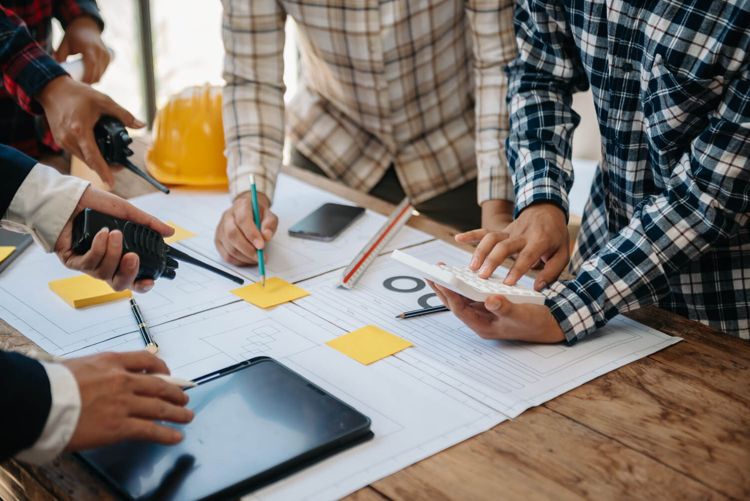 Arquiteto criativo a projetar grandes desenhos num loft que serve de escritório e café