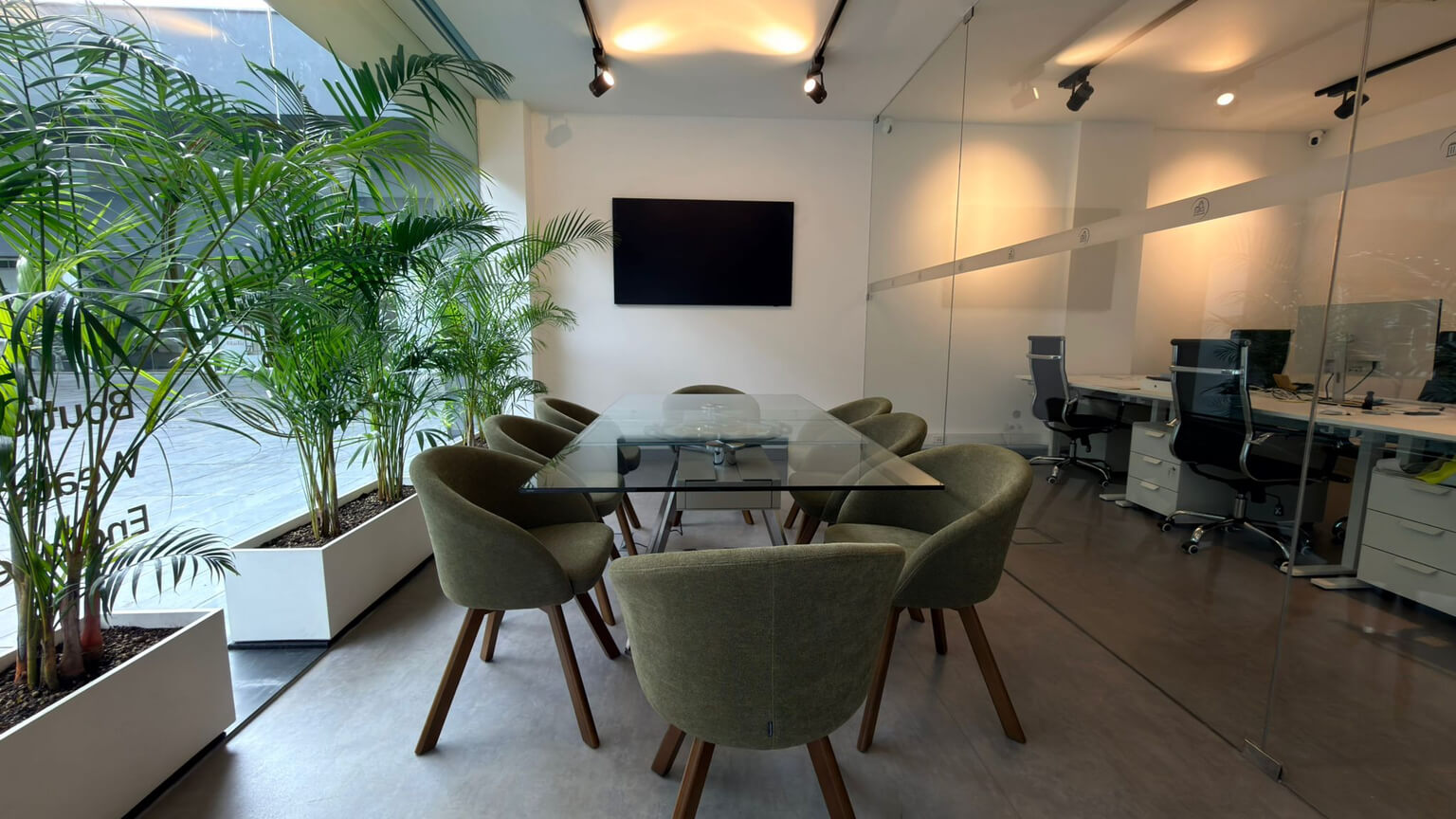 Sala de escritório com mesa e cadeiras