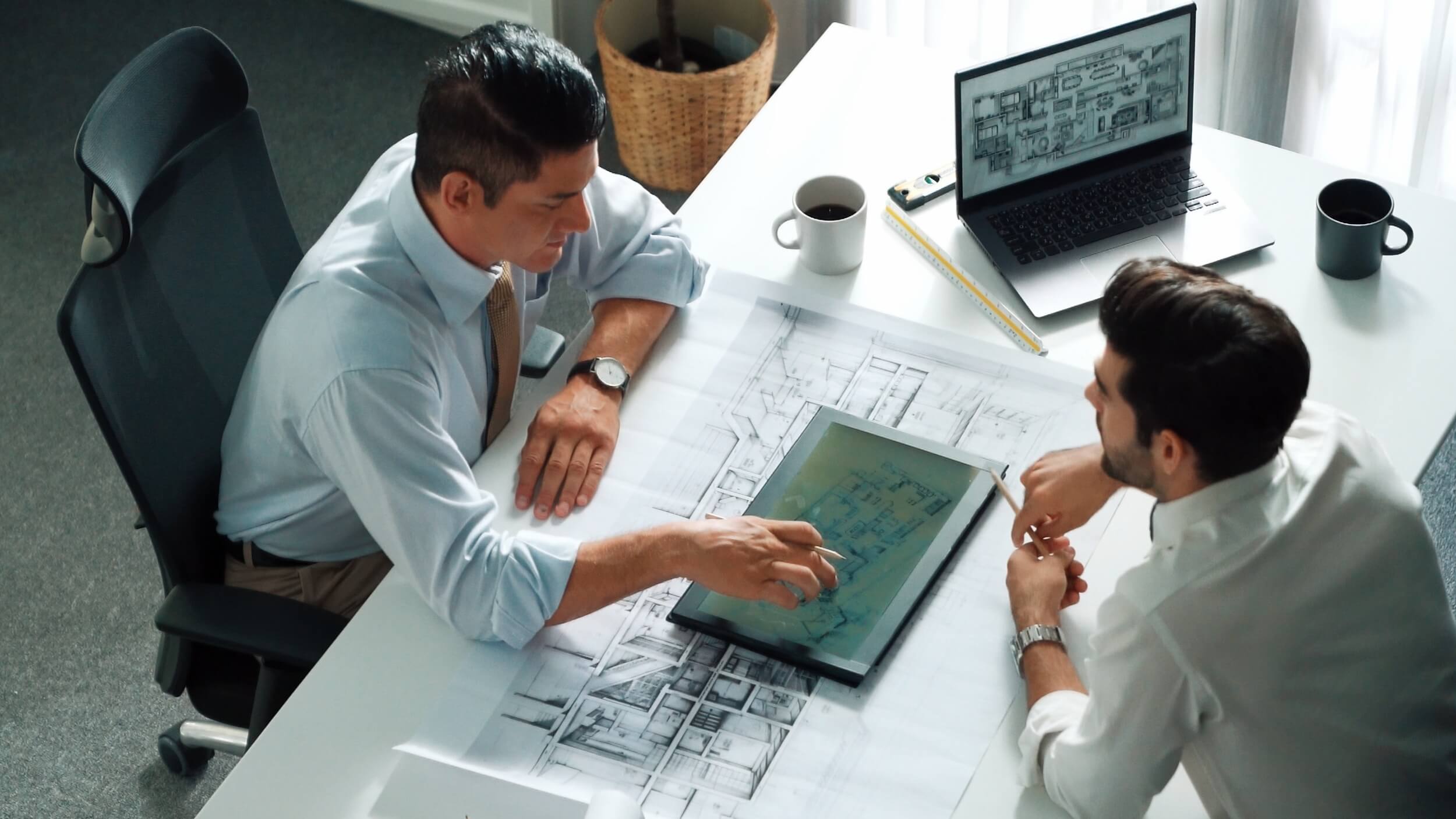 Conversa entre o gestor e o supervisor sobre a construção da casa e a alimentação